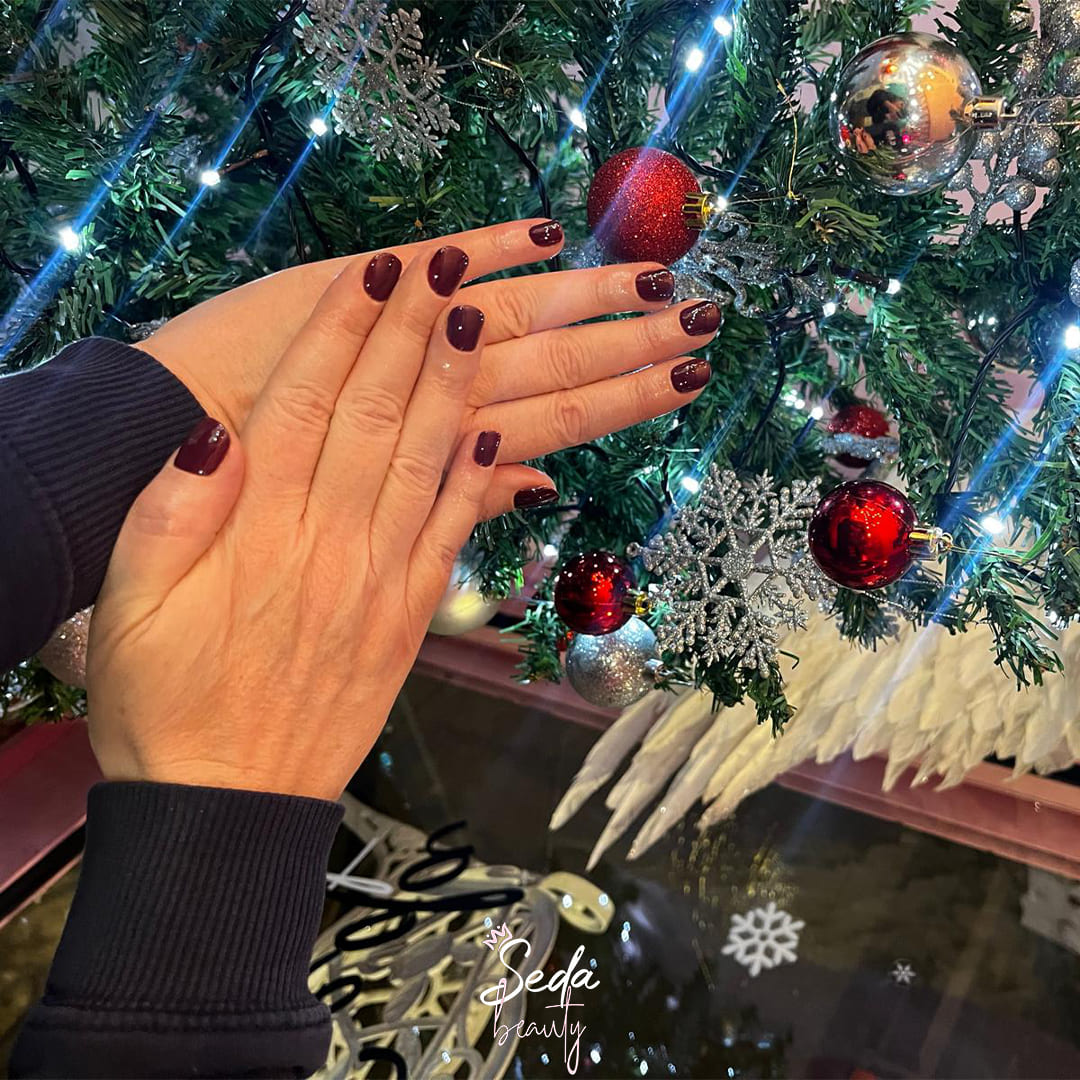Christmas nail trends showcasing festive colours, elegant designs and stylish seasonal manicure ideas.