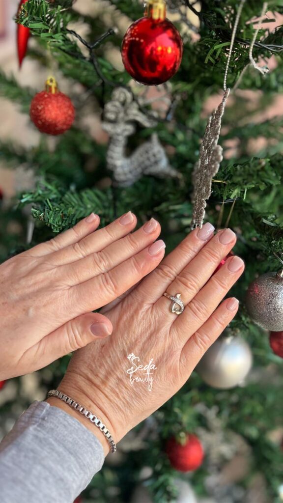 10 Natural Nail Designs for the Manicure Minimalist 2 A minimalist manicure highlights natural beauty with clean lines, soft tones, and timeless elegance.