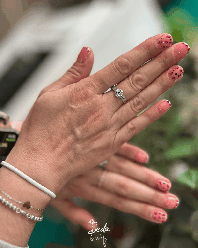 Short nail designs featuring elegant shapes and modern colours for a stylish everyday look.