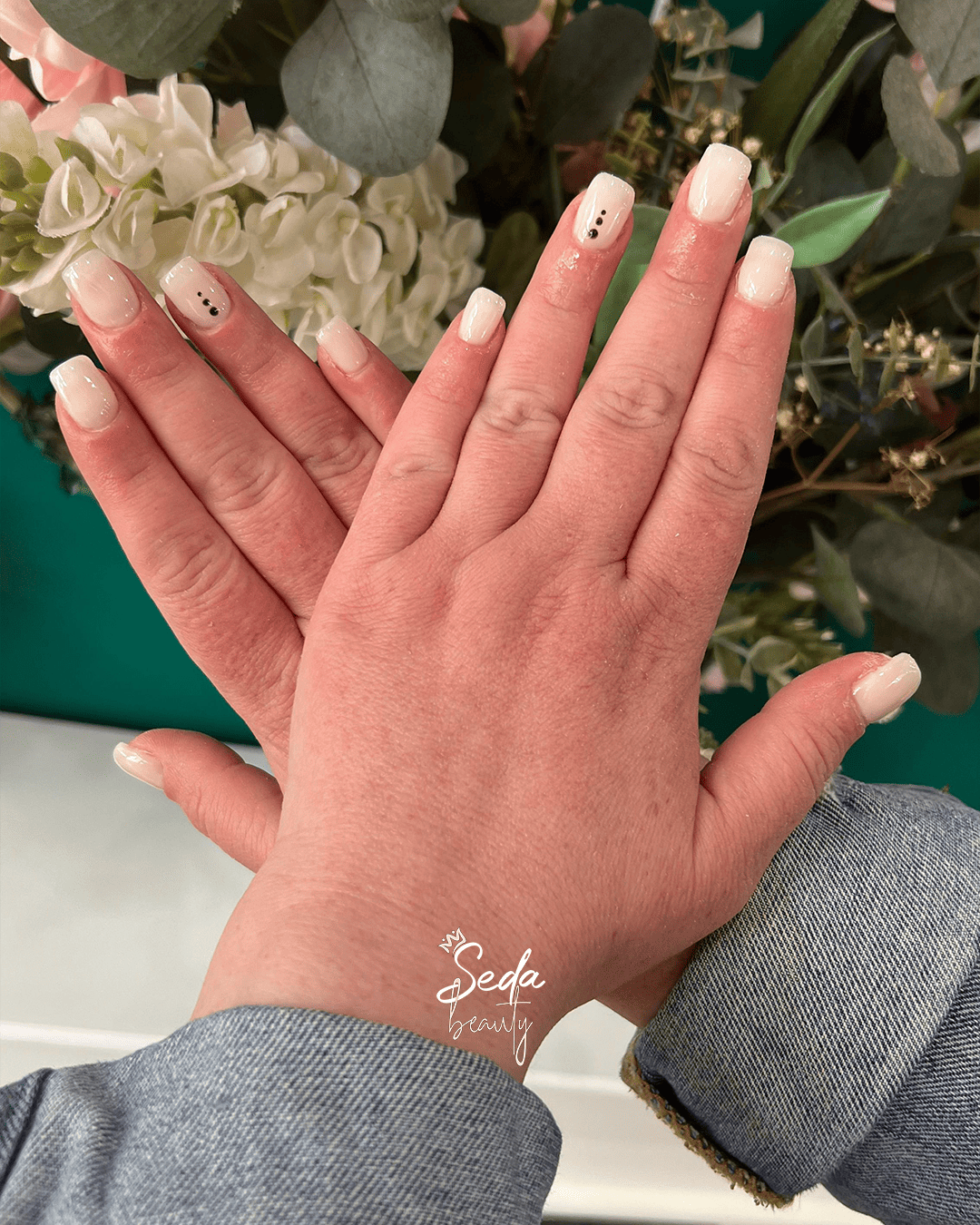 Gel nails vs regular polish: comparing durability, shine and longevity for a flawless manicure result.