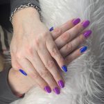 Gel vs regular nail polish compared for durability, shine and wear time to help choose the best manicure.