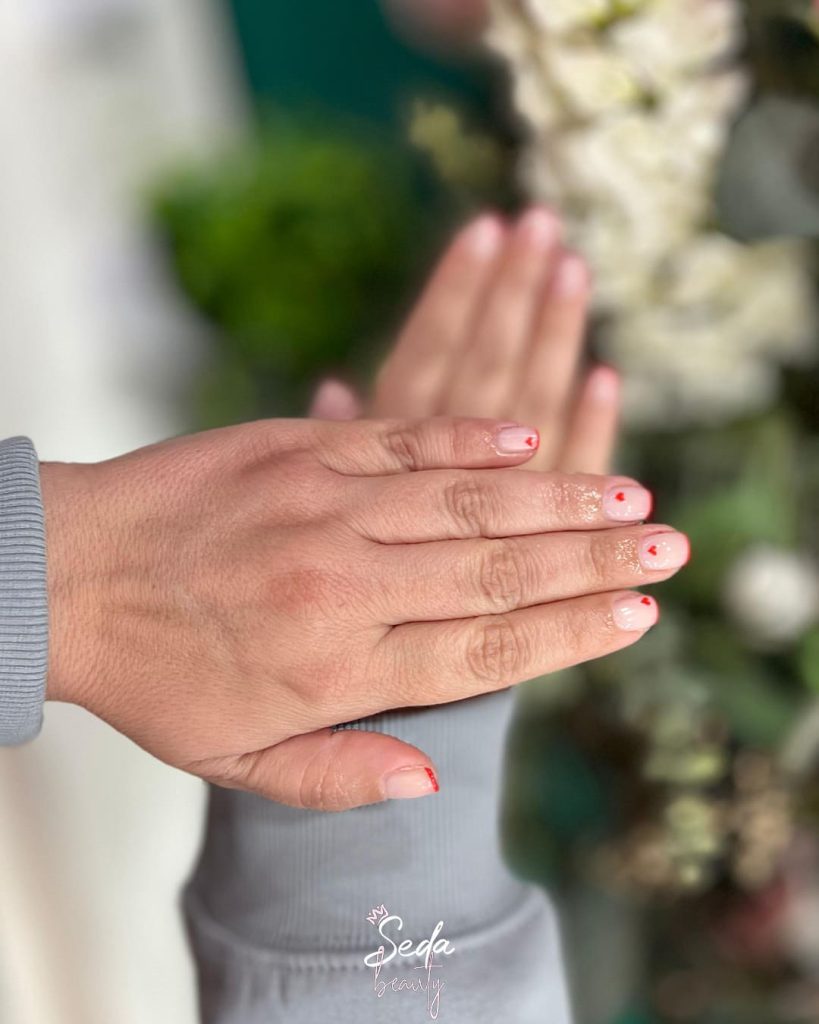 Professional gel polish delivers high shine, long lasting colour and salon quality finish for perfect nails.