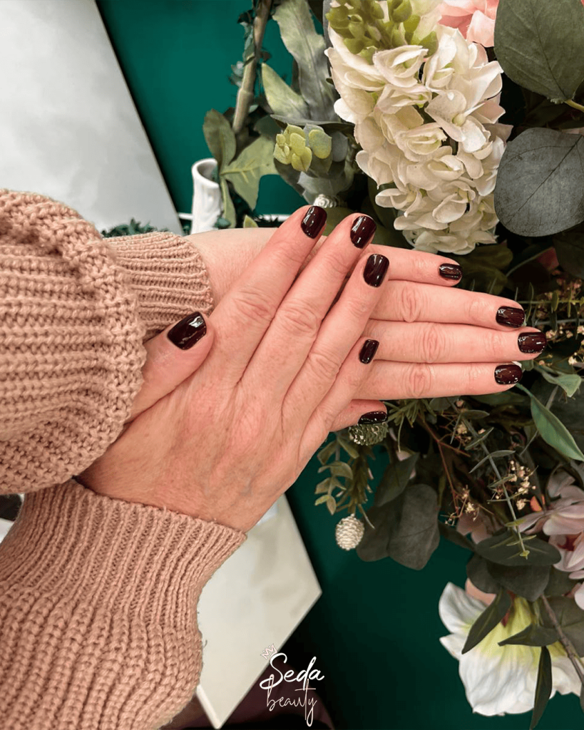 Minimalist nail art featuring clean lines, subtle tones and simple designs for an elegant modern look.